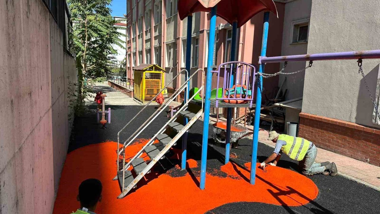 Esenyurt Belediyesinden okul bahçelerine oyun alanları