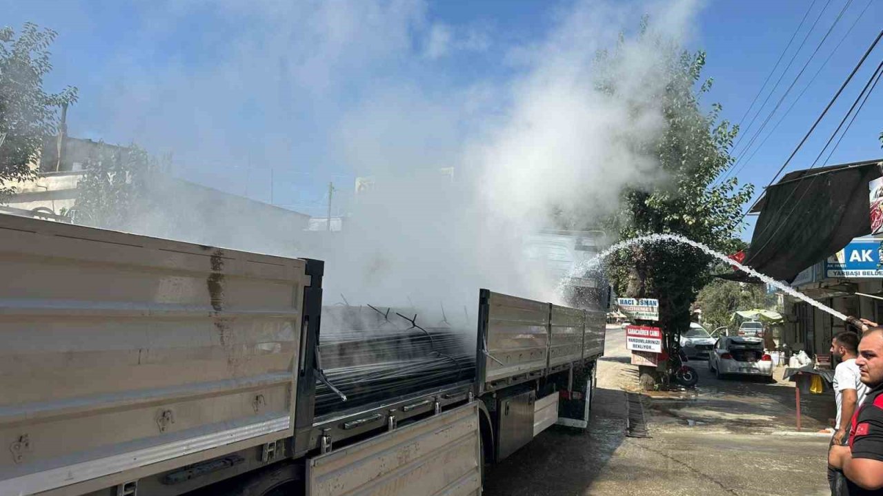 Osmaniye’de demir yüklü tırda çıkan yangın söndürüldü