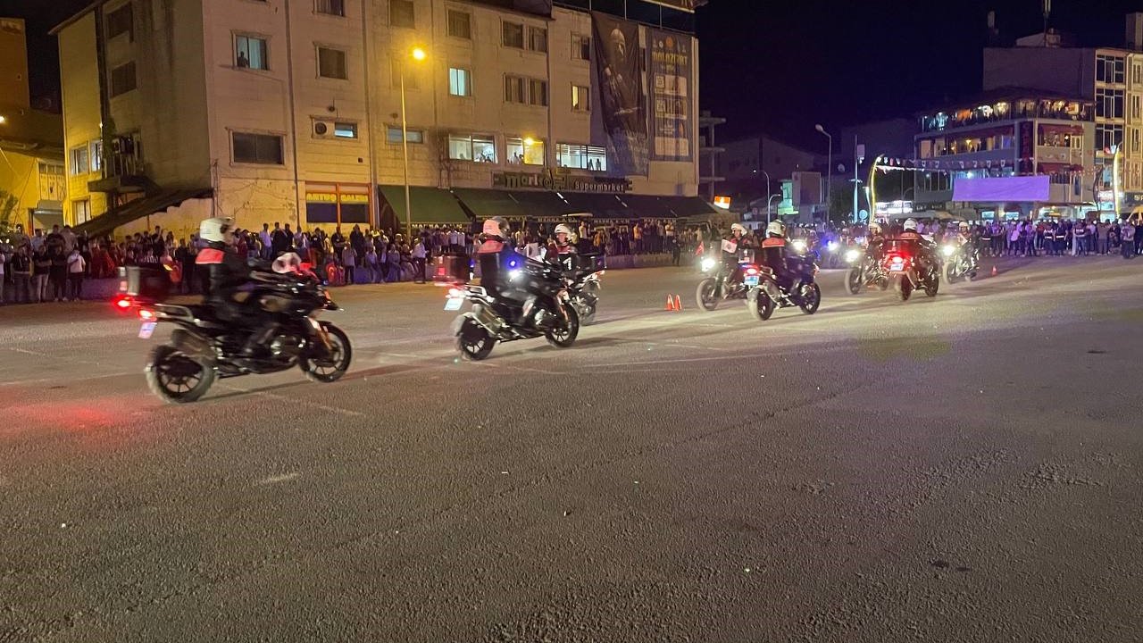 Malazgirt’te zaferin 954. yıldönümünde meşaleler ve Türk bayraklarıyla fener alayı düzenlendi