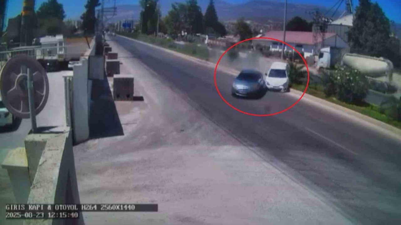 İki otomobilin çarpışarak metrelerce sürüklendikleri anlar kamerada