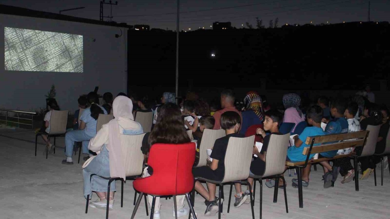 Palu’da çocuklara sinema keyfi