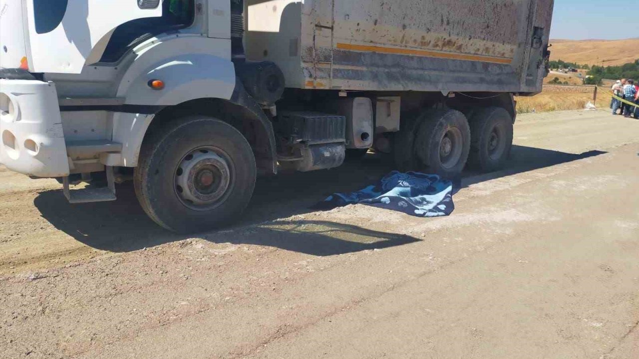 Geri manevra yapan kamyonun altında kalan işçi öldü