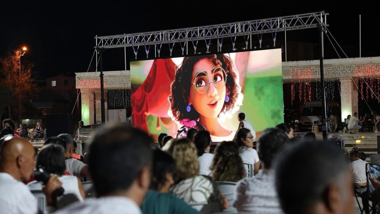 Didim’de açık hava sinema keyfi