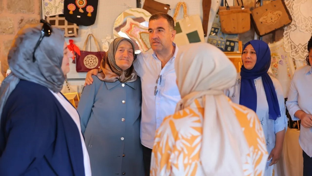 Satışa sunulan el emeği ürünler incelendi