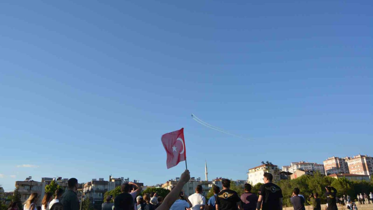 SOLOTÜRK Demirci’de Kurtuluş Festivali öncesi prova uçuşu yaptı