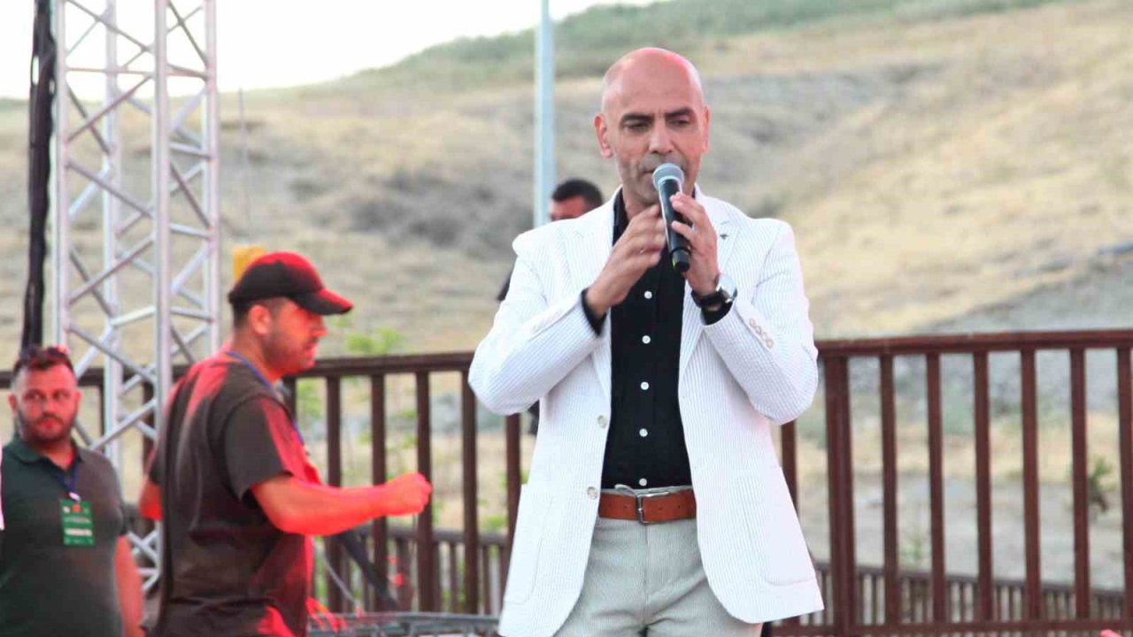 Sanatçı Gürhan Ötün’ün, Ahlat konseri büyük ilgi gördü