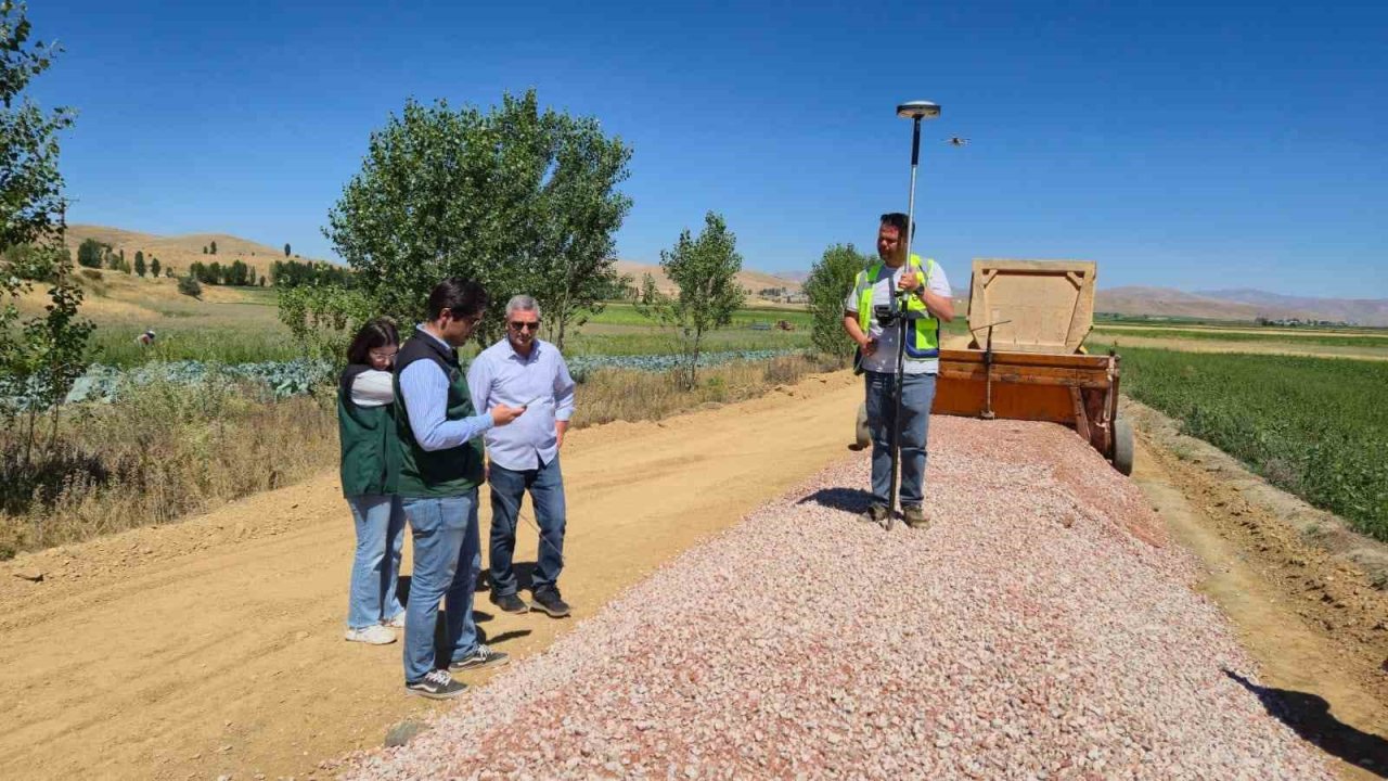 Demirözü’nde tarla içi yol yapım çalışmaları devam ediyor