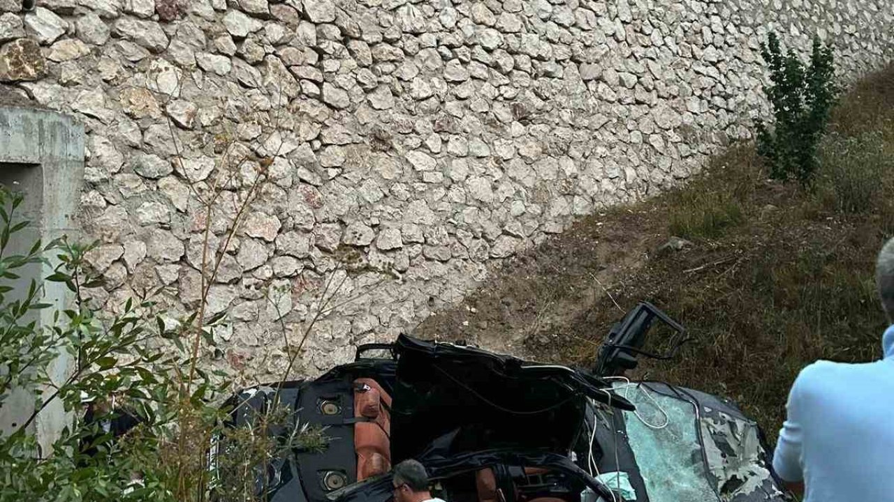 Hurdaya dönen otomobil iki kişiye mezar oldu