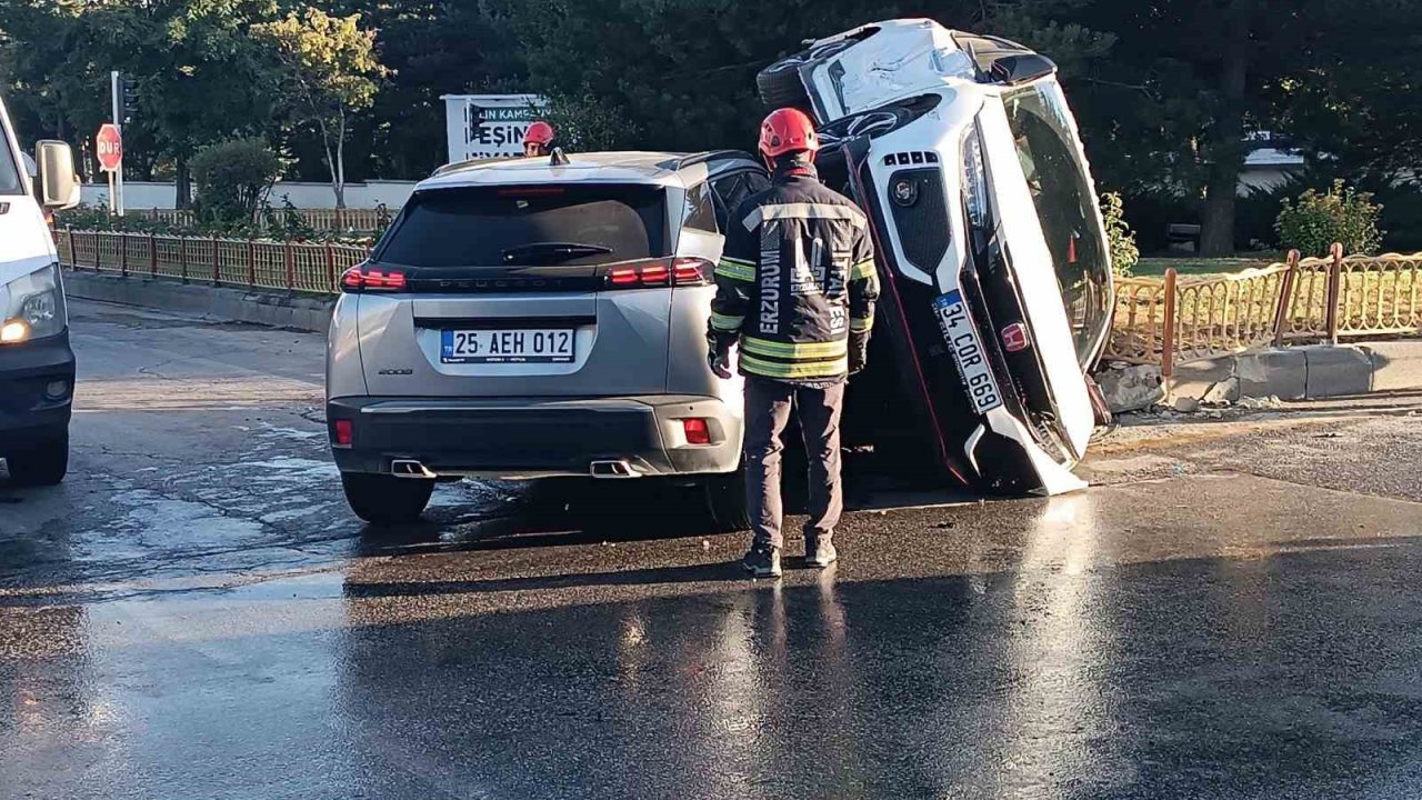 Erzurum’da araçlar yan yattı
