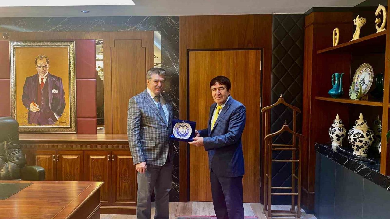 Odunpazarı Kaymakamı Ömer Ulu’ya plâket takdimi