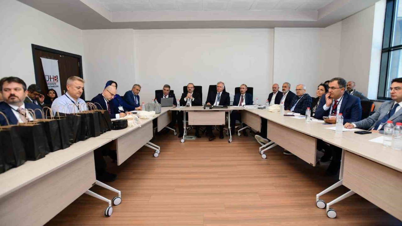 Atatürk Üniversitesi, üniversite hastanelerinin geleceğine yön veren çalıştayda yerini aldı