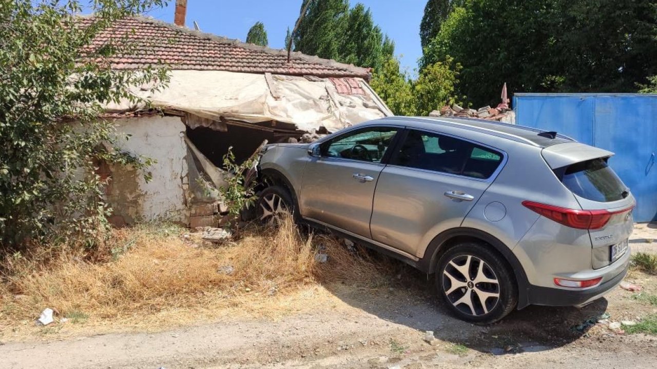 Çarpışmanın etkisiyle savrulan otomobil müstakil eve girdi: 1 yaralı