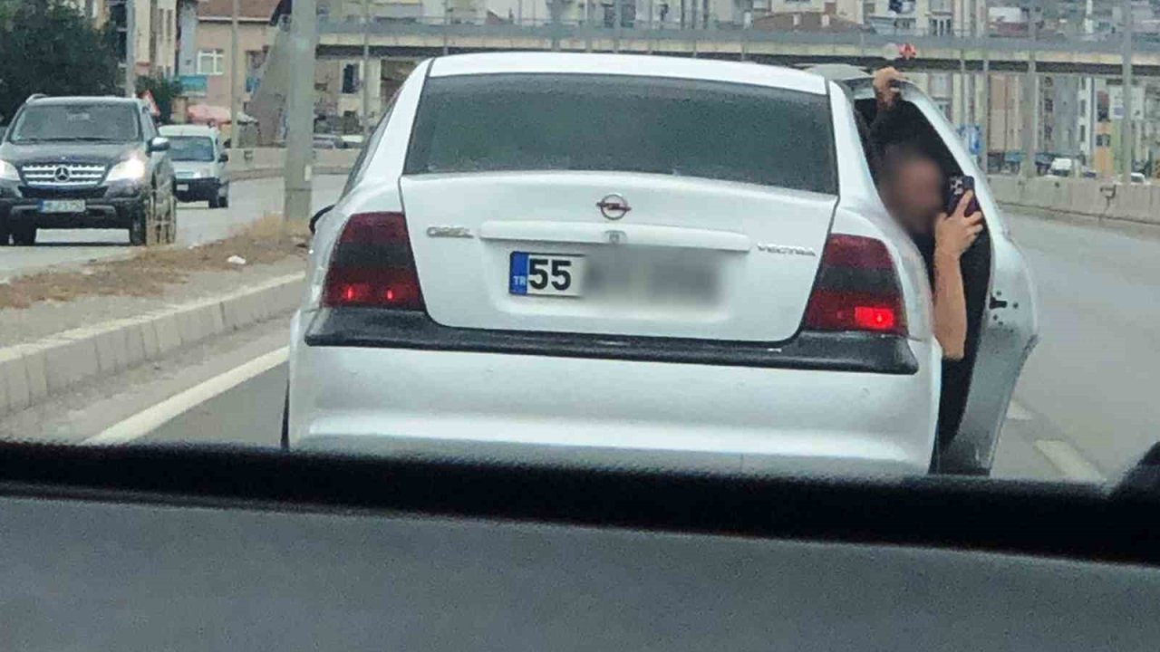 Samsun’da trafikte tehlikeli yarış: Kapıyı açıp video çektiler