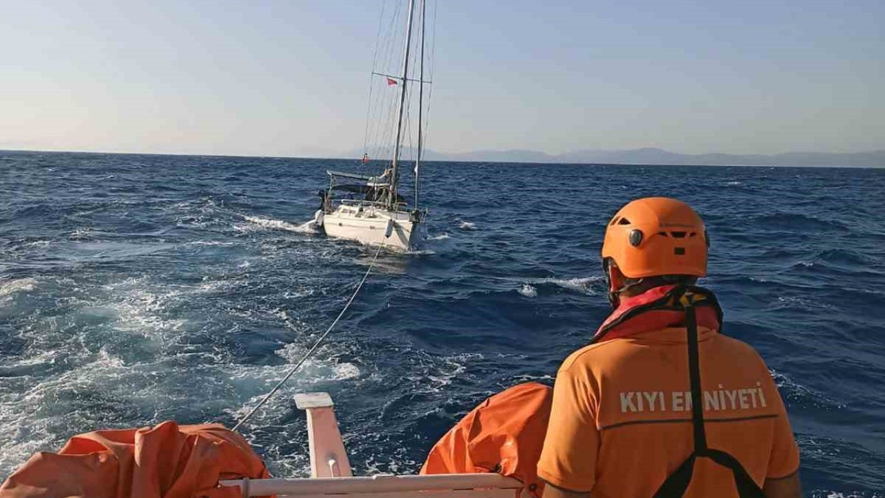 Datça açıklarında arızalanan yelkenli tekne kurtarıldı