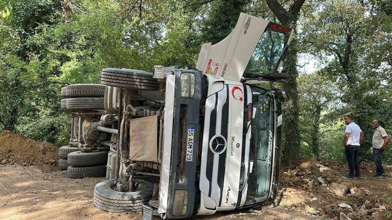 Samsun’da hafriyat kamyonu devrildi: 1 yaralı