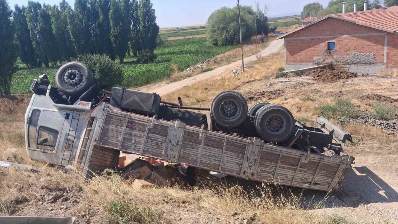 Kütahya’da inşaat malzemesi yüklü kamyon devrildi: 1 yaralı
