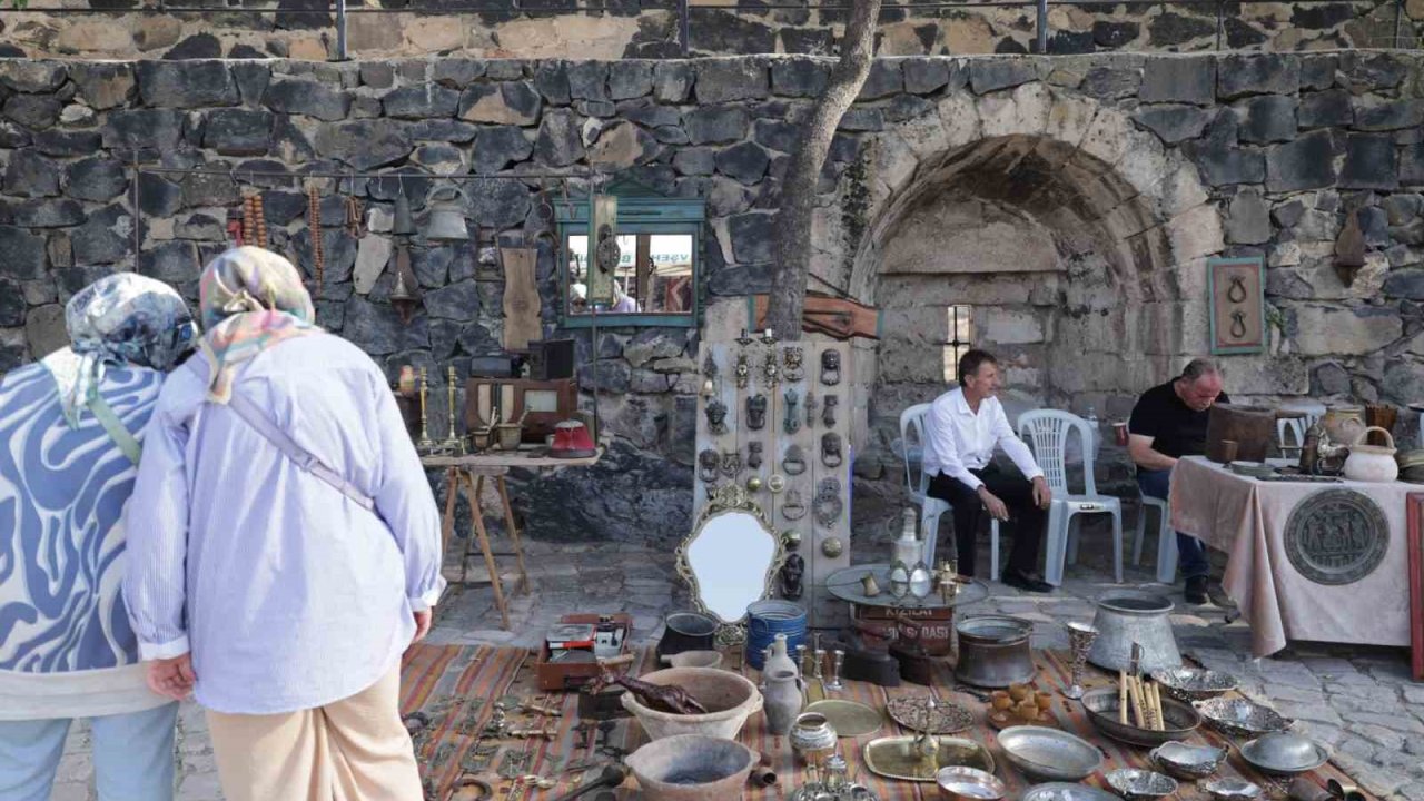 Tarihi kale, ilk kez bir antika pazarına ev sahipliği yaptı