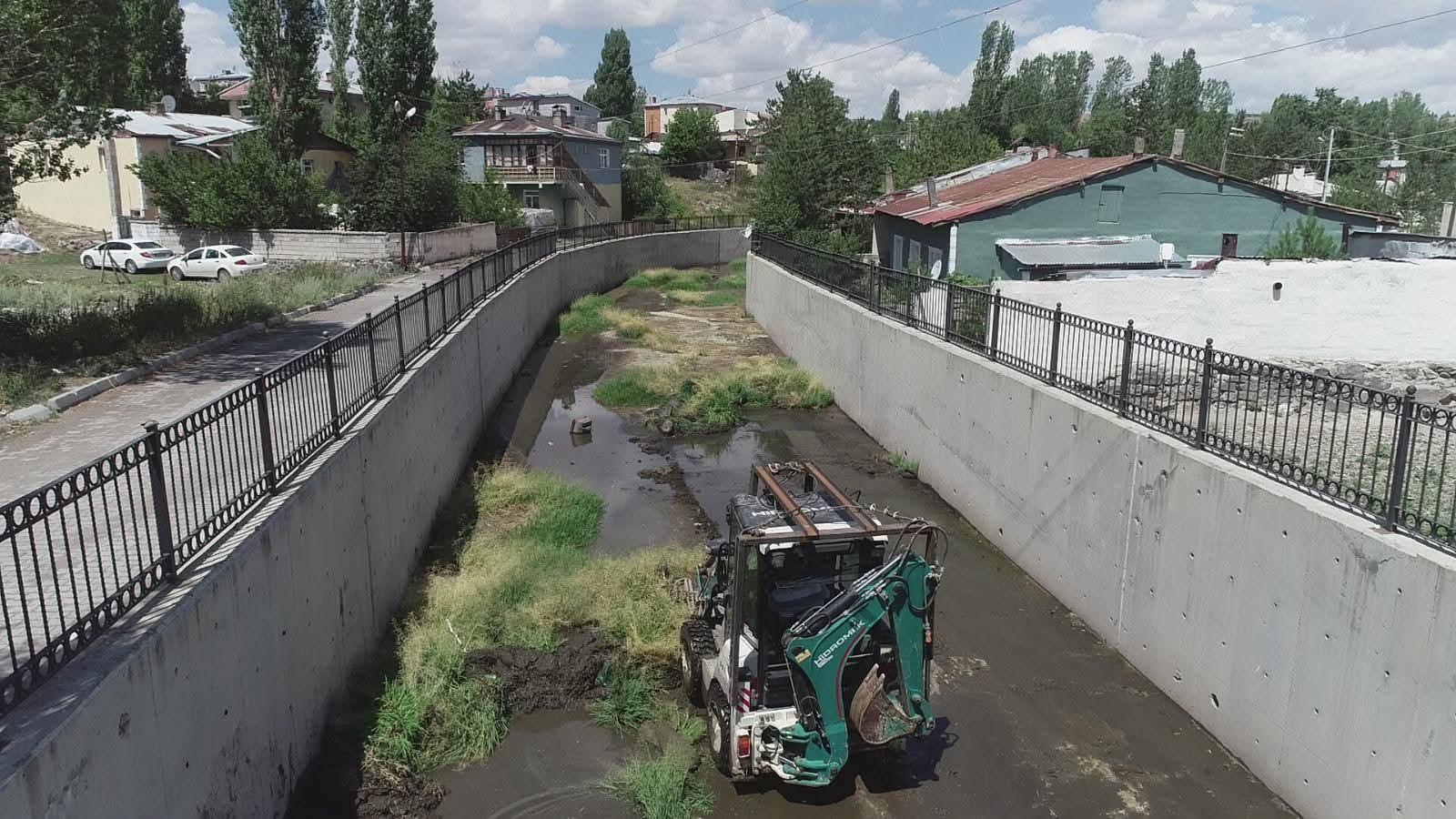 Kars'ta DSİ Dere Temizlik Çalışmalarına Başladı