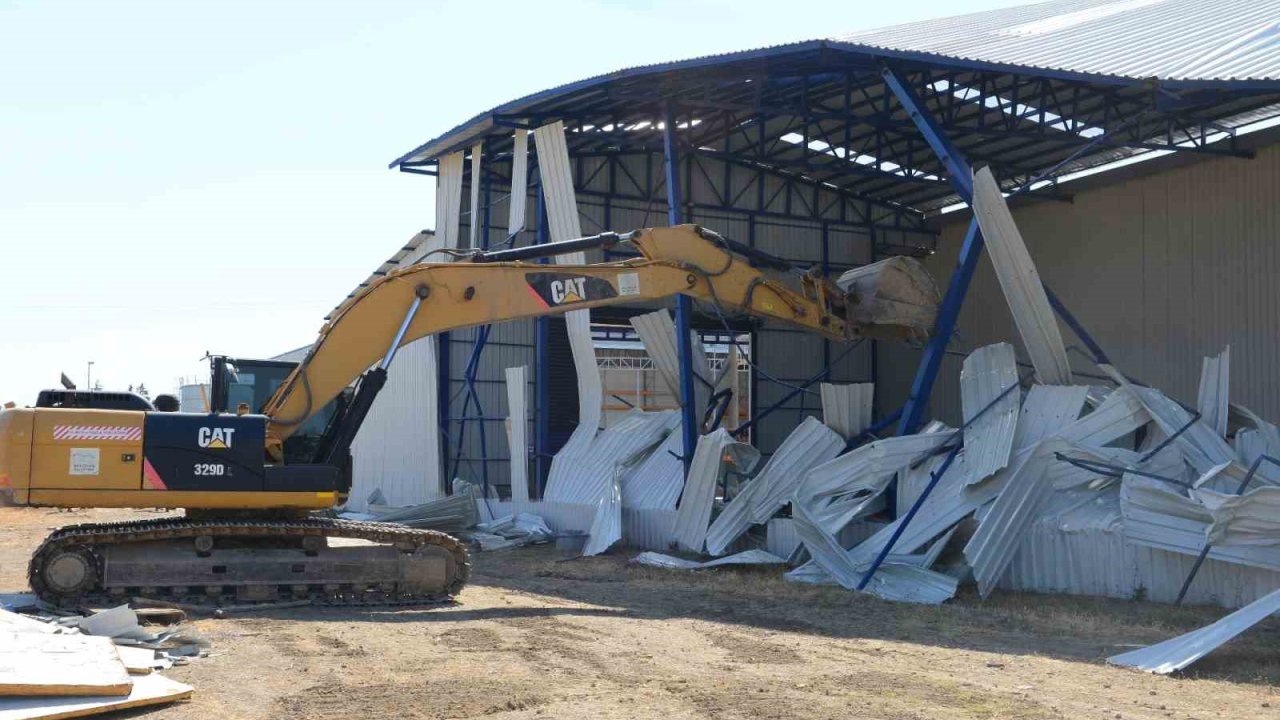 Akçalar’da 2 kaçak yapı yıkıldı