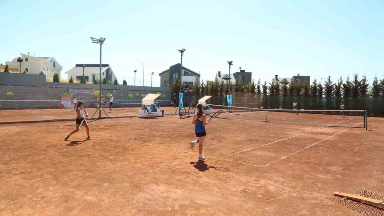 Nilüfer’de genç raketler mücadele etti