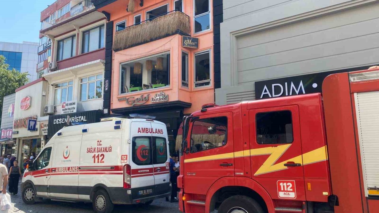 Kafede fritözden çıkan yangın paniğe neden oldu