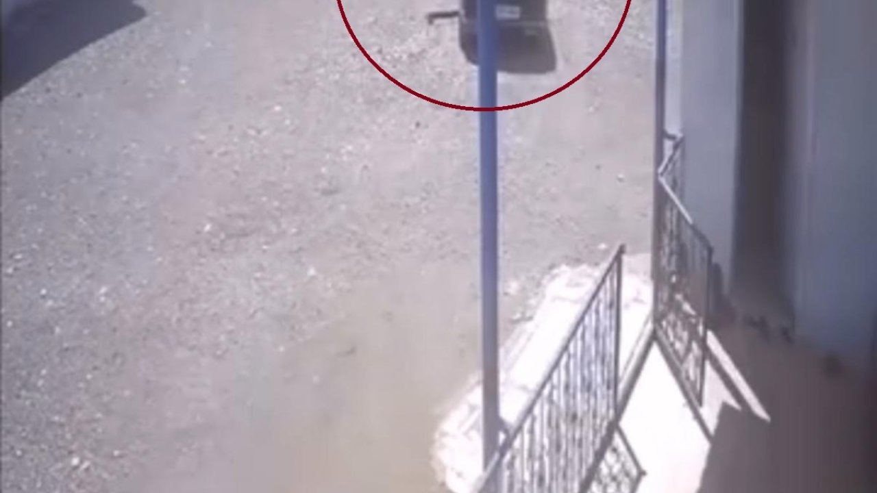 Diyarbakır’da el freni çekilmeyen otomobilin duvara çarptığı anlar kameraya yansıdı