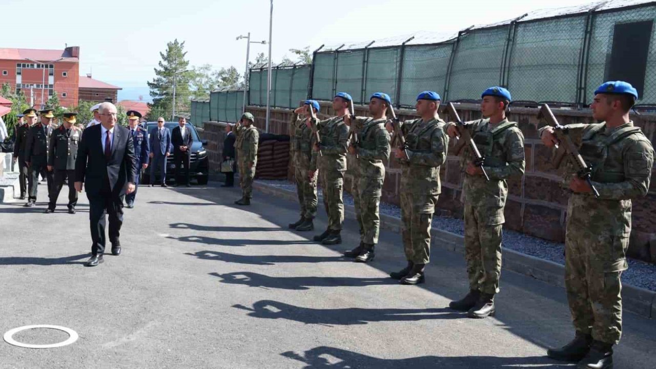 Bakan Güler, Bitlis Ahlat Komando Tabur Komutanlığını ziyaret etti