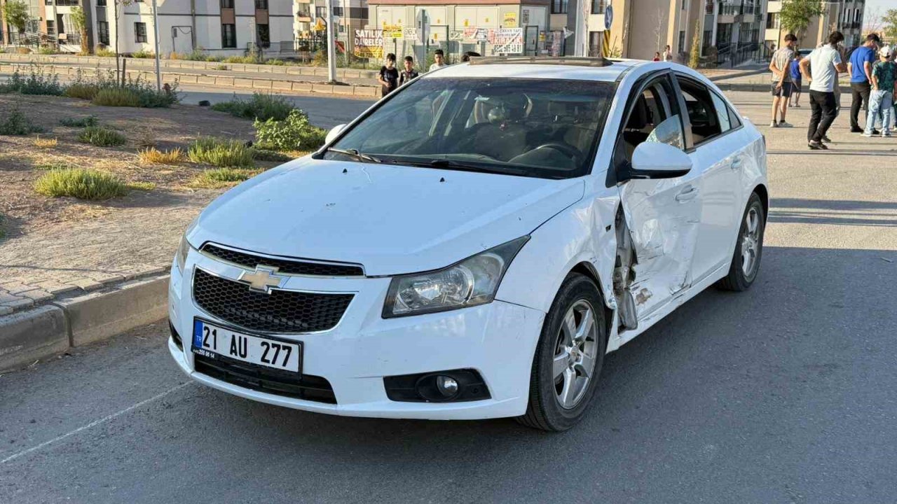 Diyarbakır’da iki araç çarpıştı