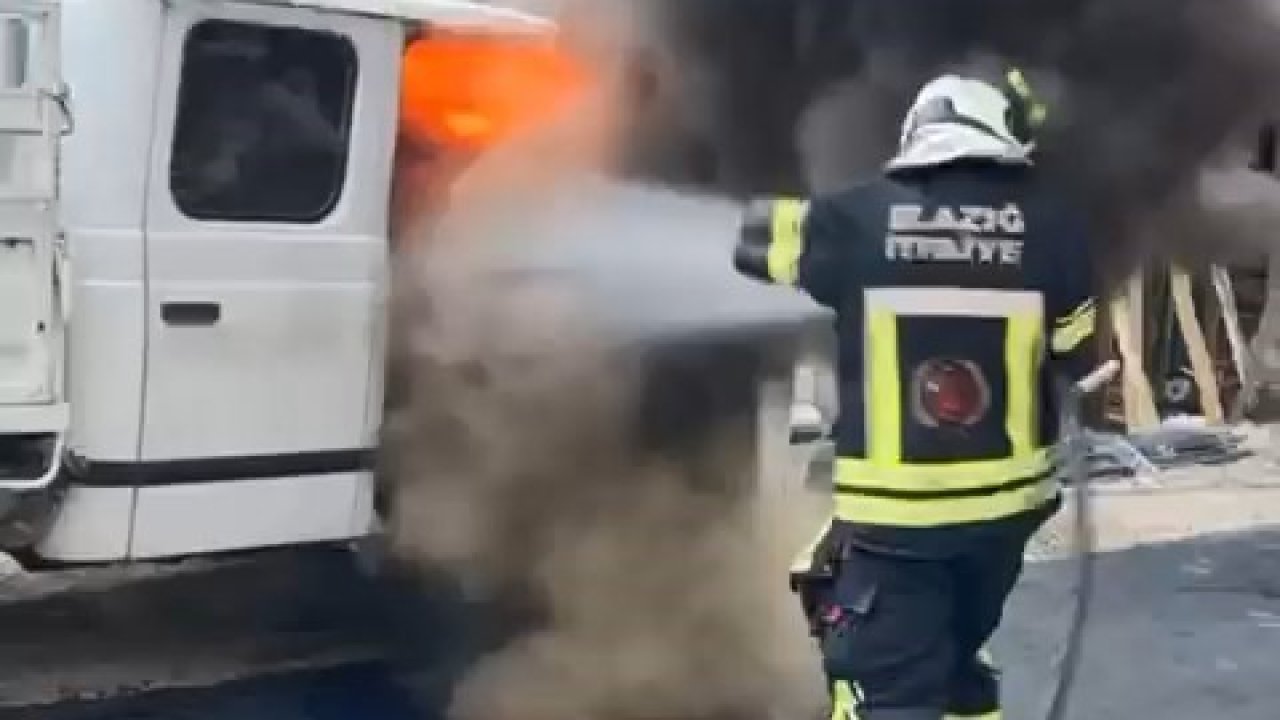 Elazığ’da park halindeki pikap yandı