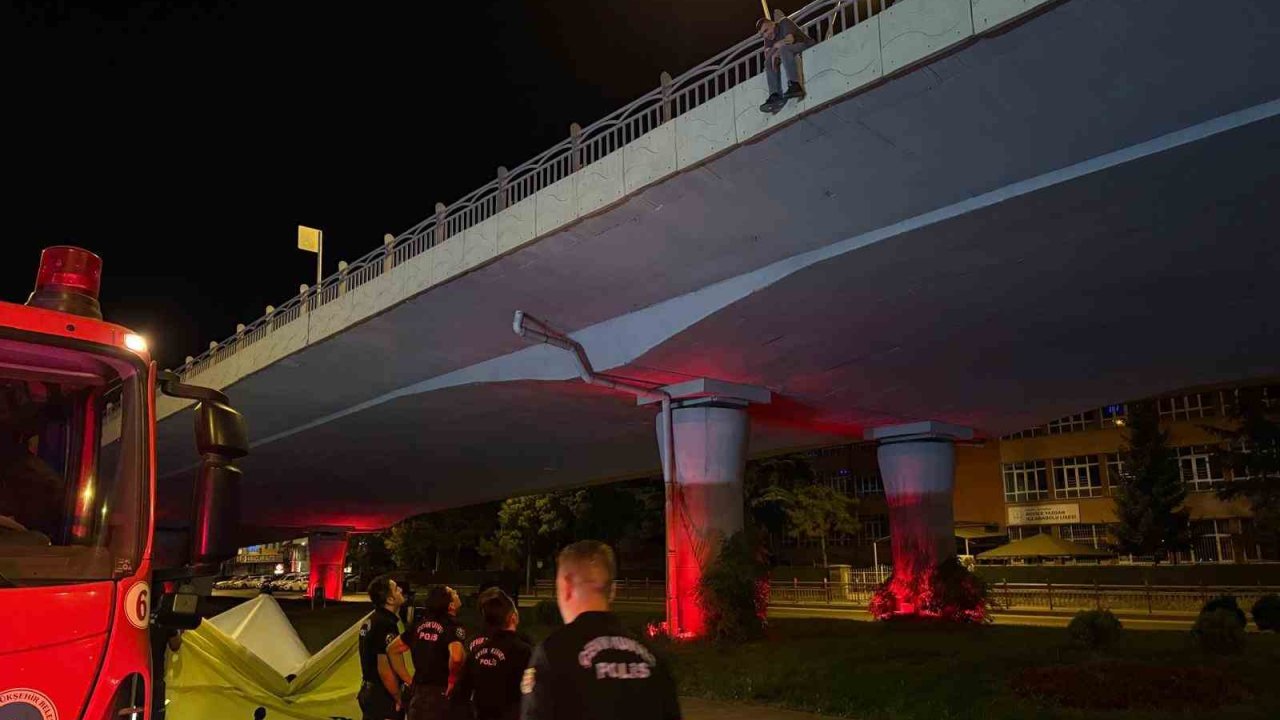 Köprüden atlamak isteyen şahsı polis ikna etti