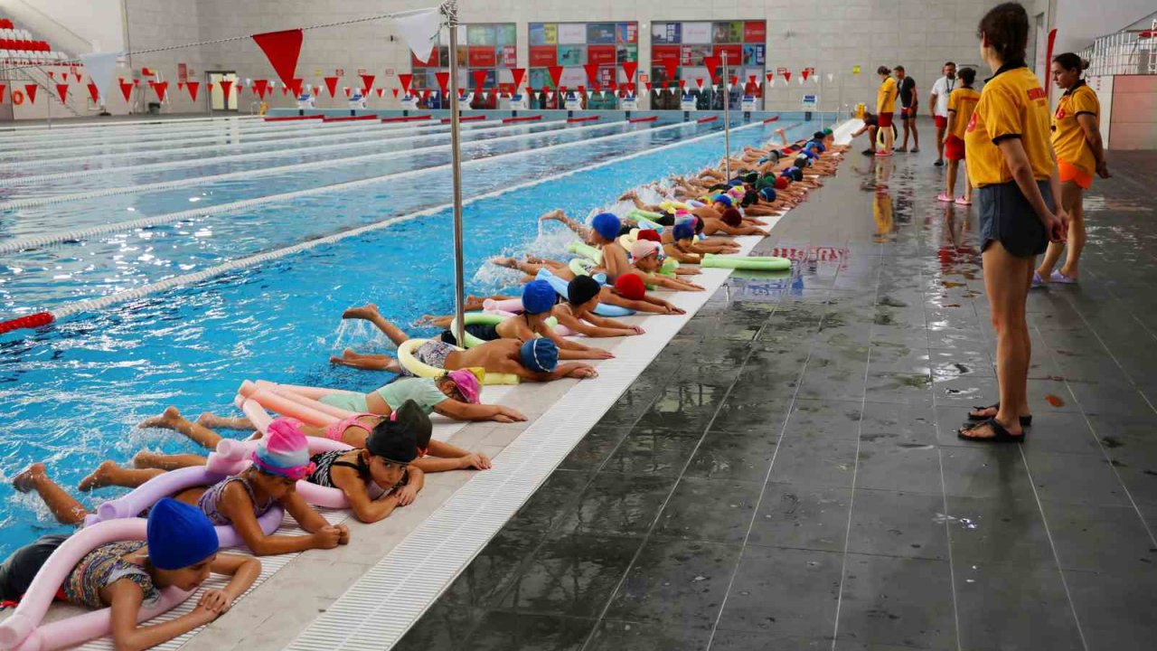 Gençler kanalda boğulmasın diye havuzlar faaliyette