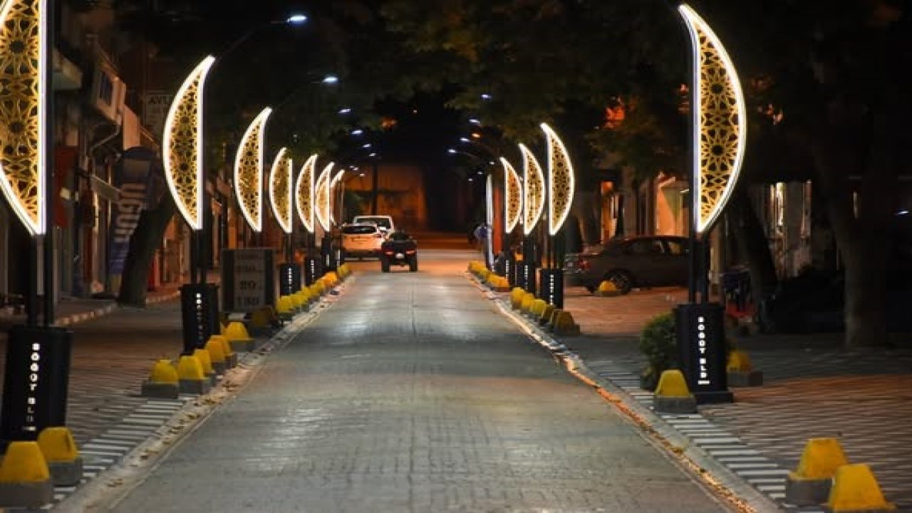 Söğüt’te caddeler ışıl ışıl oldu