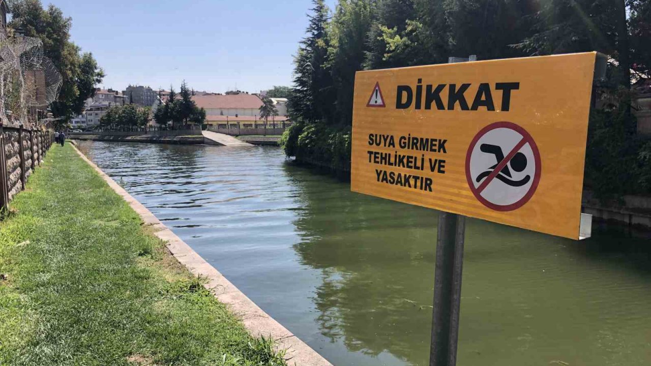 Serinlemek için Porsuk Çayı’na girdi, zabıta ekipleri tarafından çıkarıldı