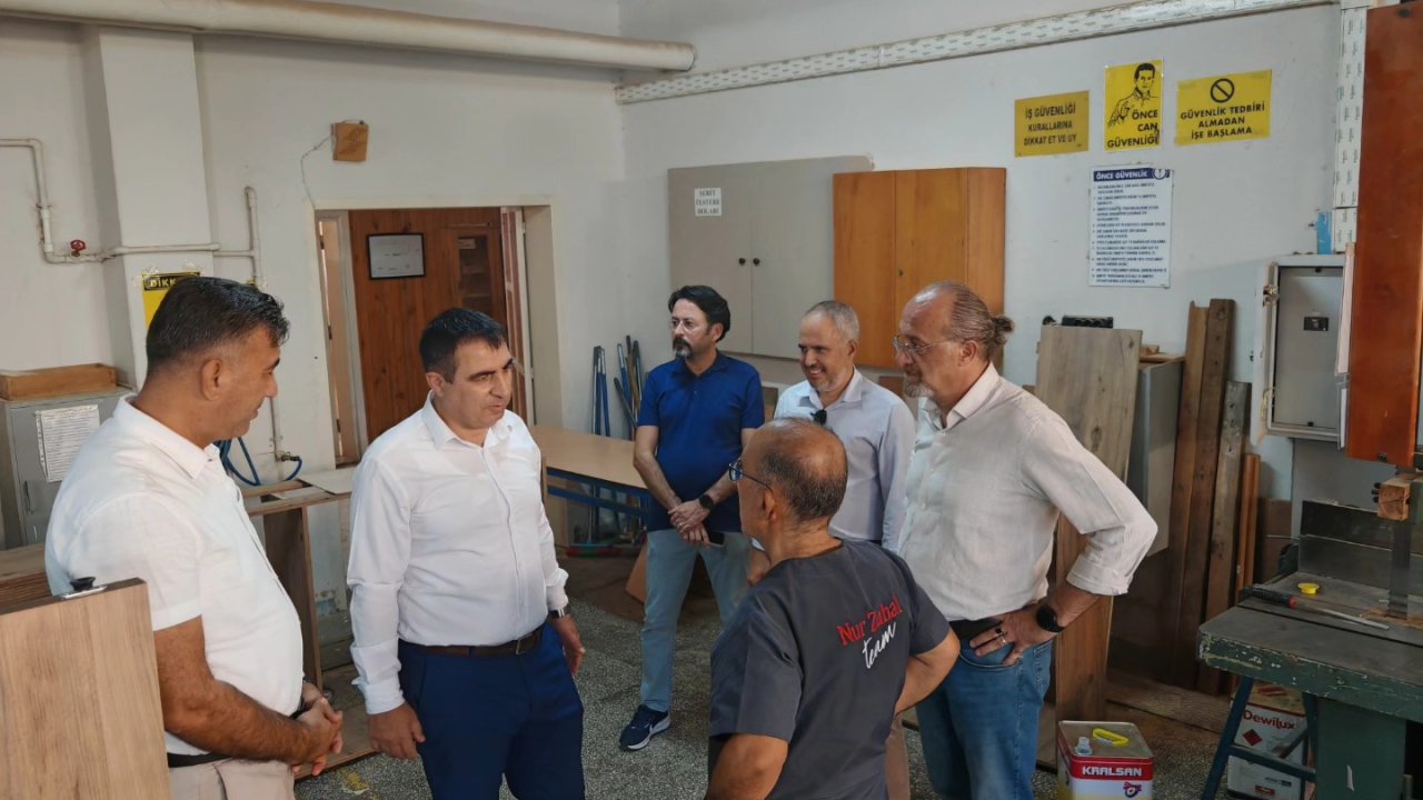 Nazilli İlçe Milli Eğitim Müdürü Şimşek, okul atölyelerinde üretilen mobilyaları inceledi