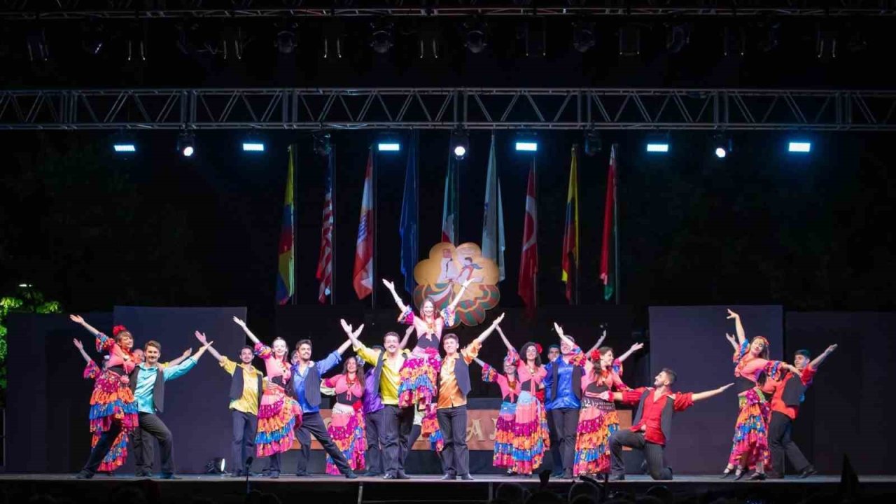 Nilüfer Halk Dansları Topluluğu İtalya’dan ödülle döndü