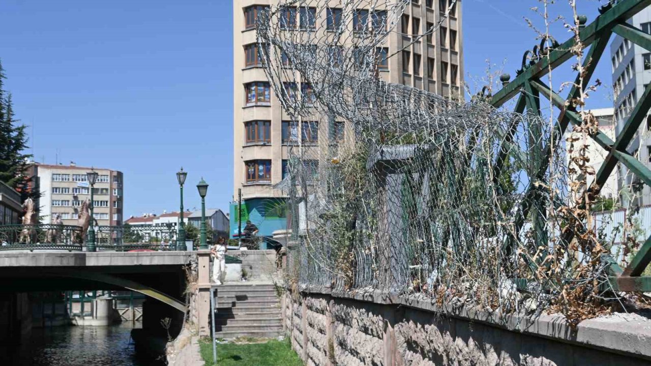 Porsuk kenarındaki dikenli teller tehlike saçıyor