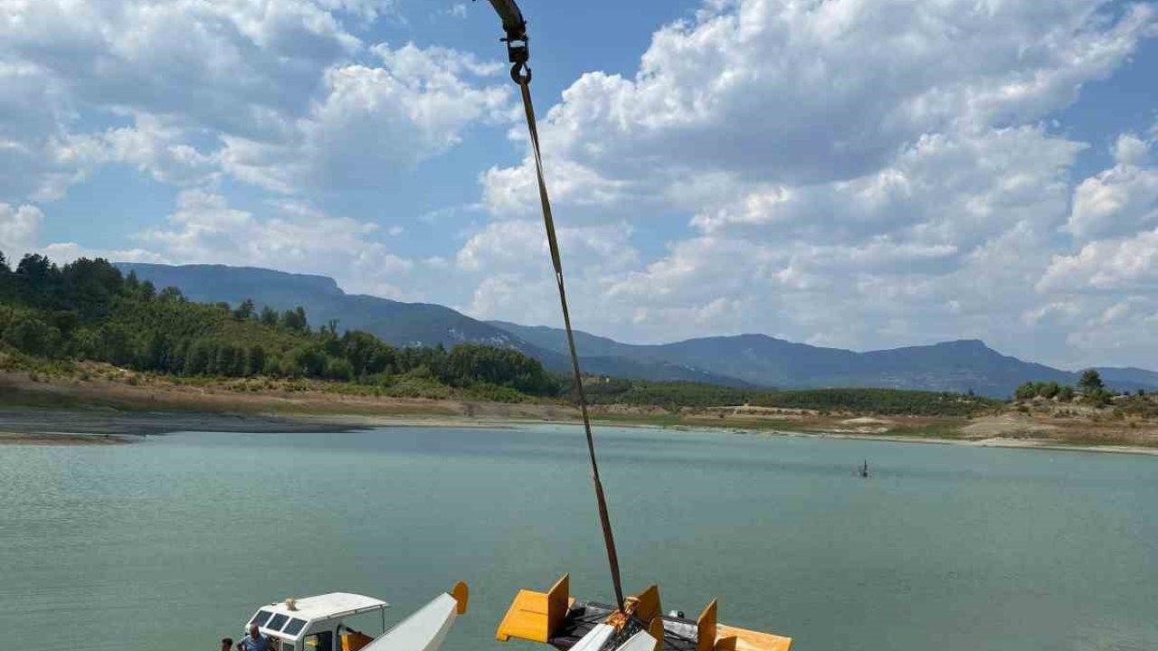 Burdur’da kırıma uğrayan eğitim uçağı vinç yardımıyla çıkarıldı