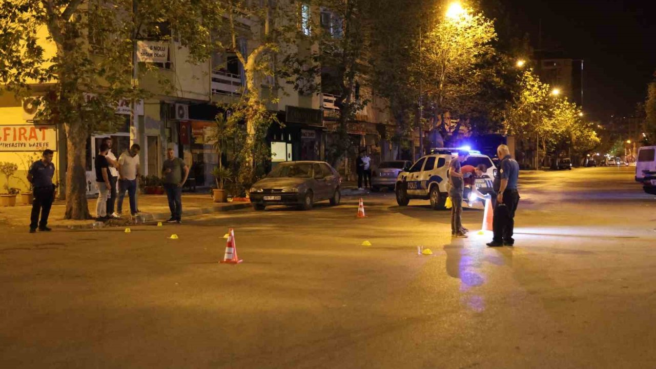 Sokak ortasında silahla defalarca ateş edildi, polis şüphelilerin peşine düştü