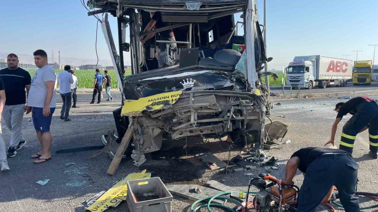 Mardin’de halk otobüsü ile tır çarpıştı: 11 yaralı