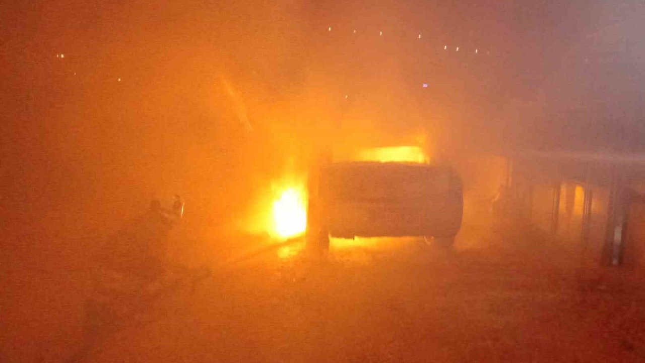 Hatay’da 2 farklı noktada çıkan yangında 2 araç yandı