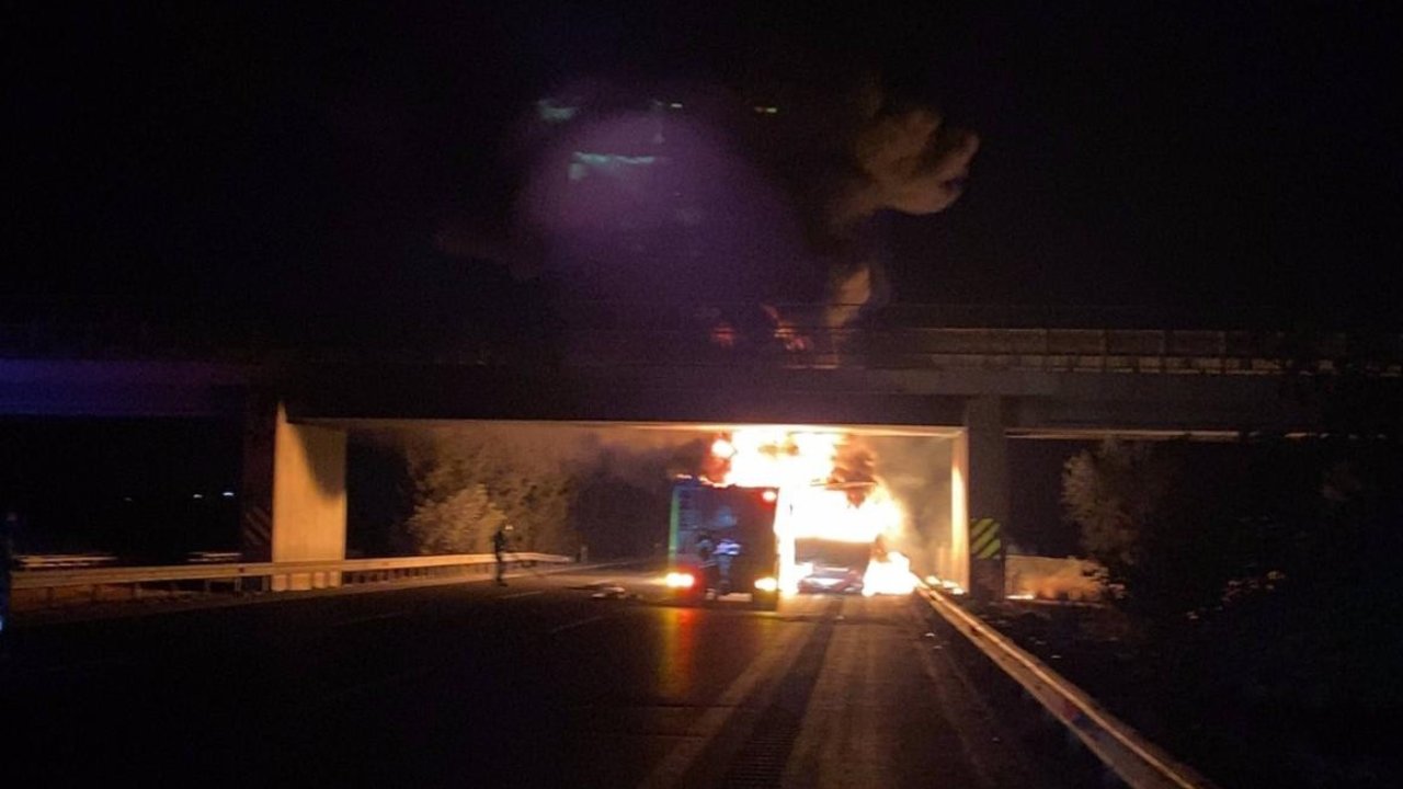 Lastik yüklü tır alev alev yandı