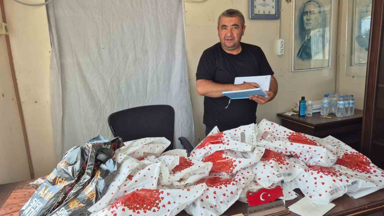 Mahalle muhtarından öğrencilere kırtasiye yardımı