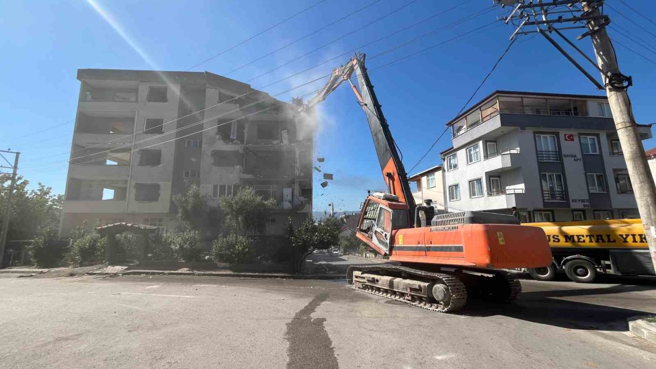 1999 depreminde ağır hasar gören binaya ilk kepçe vuruldu