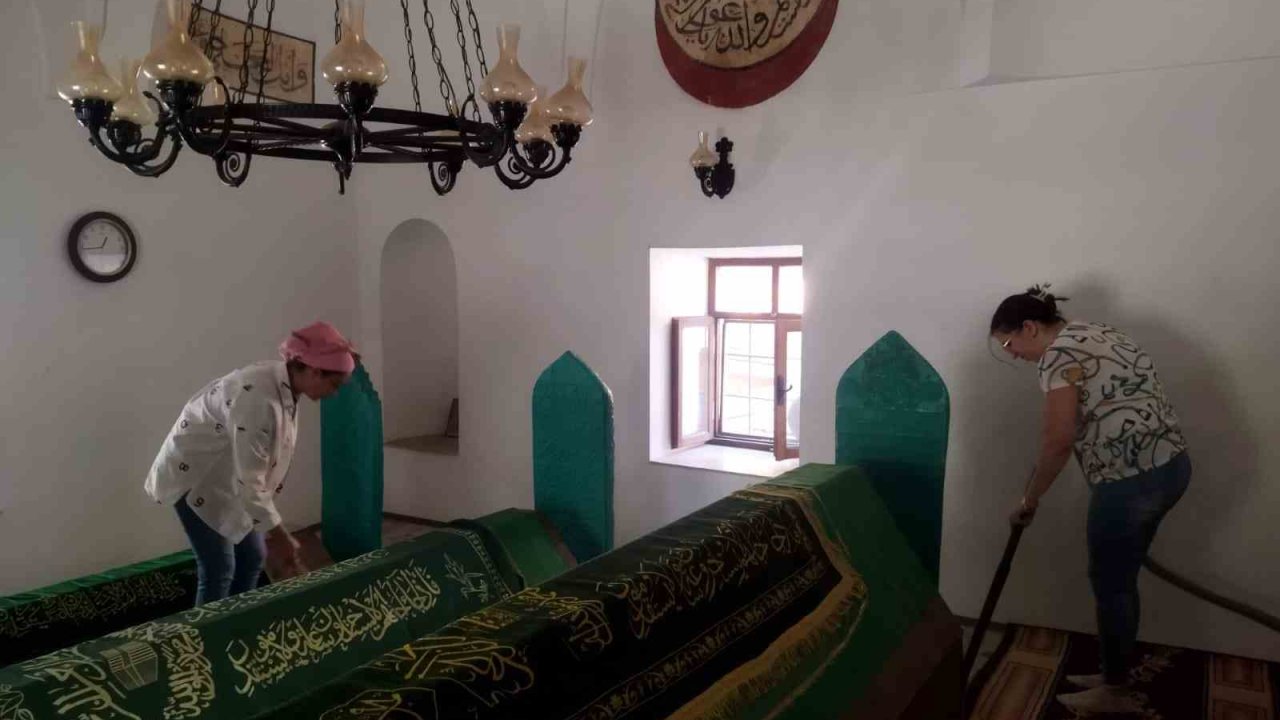 Karacasu’daki türbeler temizlendi