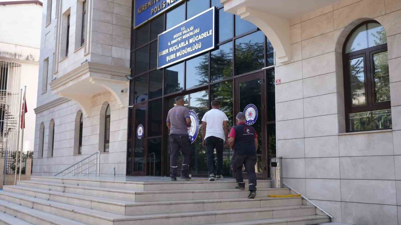 Temizlik personelleri buldukları cüzdanları polise teslim etti