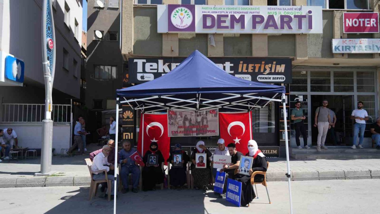 Muş’ta ailelerin evlat nöbeti sürüyor