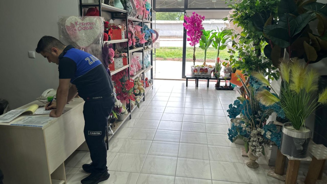 İnegöl’de zabıta çiçekçileri mercek altına aldı