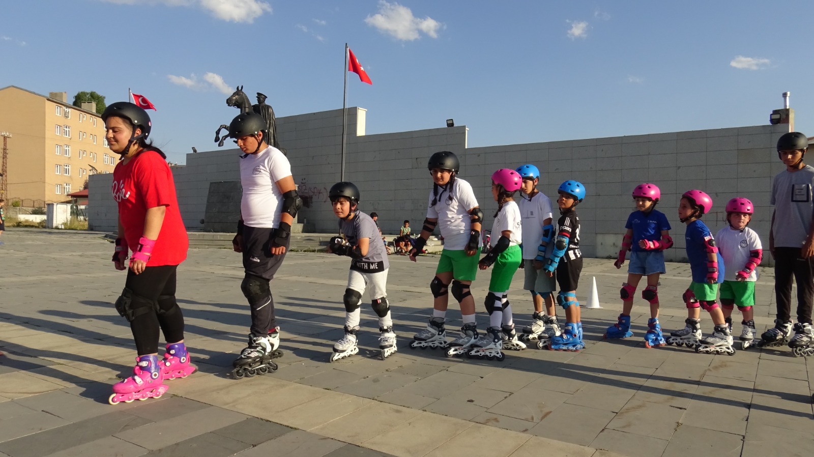 Kars'ta  paten eğitimi alan sporcular yarışmalara hazırlanıyor.