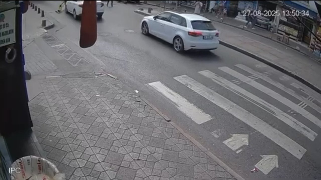 Beyoğlu’nda otomobilin dede ve torununa çarptığı kaza kamerada