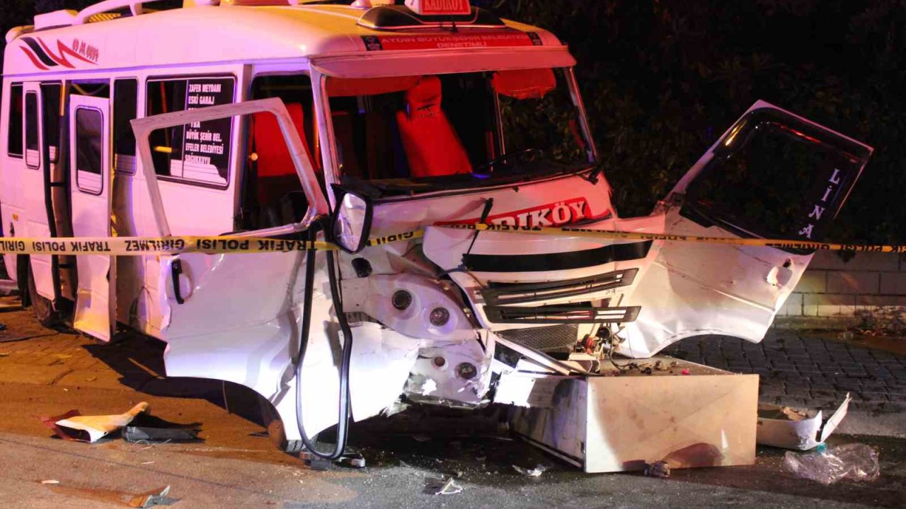 Minibüs ile otomobil çarpıştı: 11 yaralı